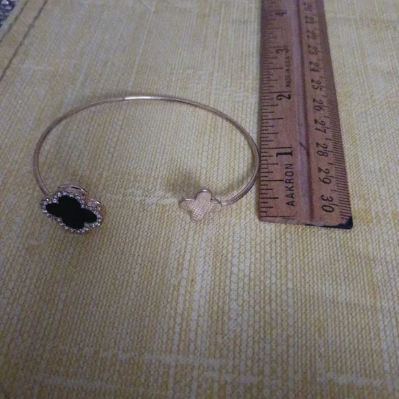 Elegant Gold and Black Clover Bracelet EUC - Picture 5 of 5